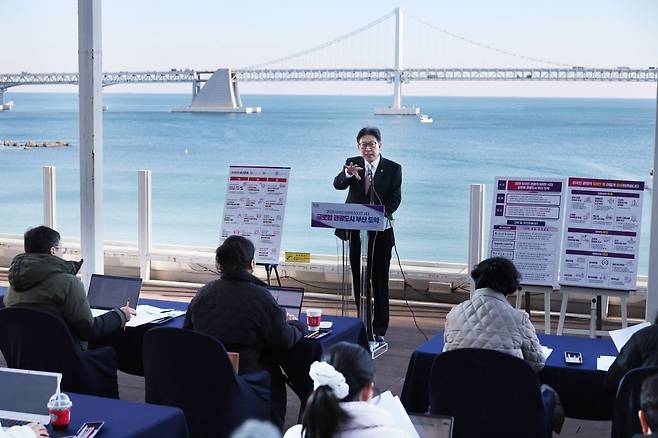 박형준 부산시장이 4일 수영구생활문화센터에서 열린 기자 브리핑에서 외국인 관광객 500만 시대 달성을 위한 향후 계획을 설명하고 있다. /부산시 제공