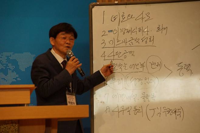 박영우 광주 안디옥교회 목사가 지난 2일 해운대신일교회에서 열린 ‘제6차 미스바 구국금식기도 대성회’에서 메시지를 전하고 있다. 박 목사는 “영적 전쟁에서 승리하기 위해서는 철저한 회개와 금식 그리고 헌신이 뒷받침돼야 한다”고 강조했다.