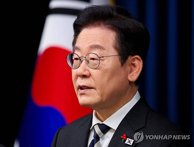 이재명 대통령이 12·3 비상계엄 사태 1주년인 지난 3일 용산 대통령실에서 ‘빛의 혁명 1주년 대국민 특별성명’을 발표하고 있다. [연합뉴스]