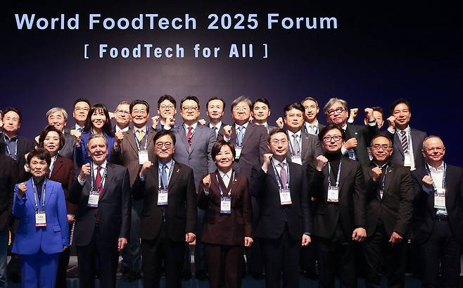 4일 서울 JW메리어트호텔에서 열린 '월드푸드테크포럼 2025'에서 강금실 전 법무부 장관, 게르하르트 슈뢰더 전 독일 총리, 우원식 국회의장, 송미령 농림축산식품부 장관, 장승준 매경미디어 부회장, 이완 작가(앞줄 왼쪽부터)등이 기념촬영을 하고 있다.  이승환 기자