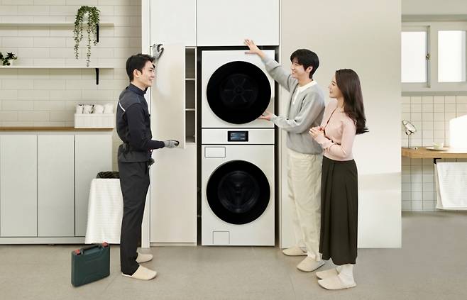 삼성전자가 새롭게 구매하거나 보유한 가전에 맞춰 기존 가구장 철거부터 시공, 제품 설치까지 한번에 제공하는 '삼성 인테리어핏 설치서비스'를 운영한다. /사진제공=삼성전자