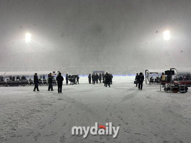 부천FC1995와 수원FC의 하나은행 K리그 2025 승강 플레이오프 1차전이 열릴 예정이었던 부천종합운동장./노찬혁 기자