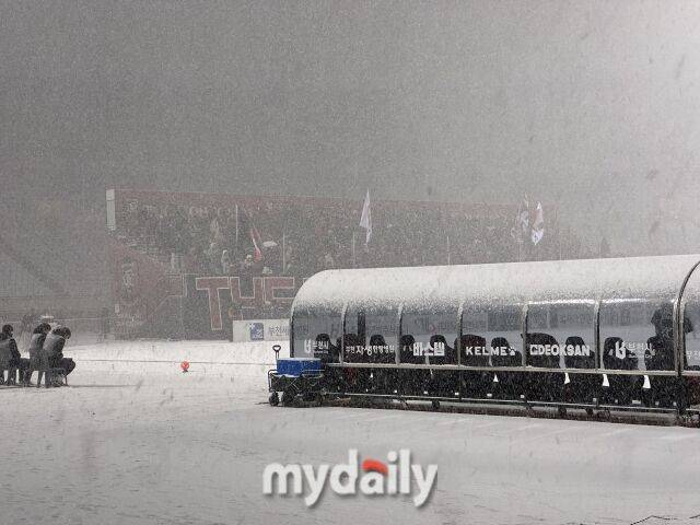 부천FC1995와 수원FC의 하나은행 K리그 2025 승강 플레이오프 1차전이 열릴 예정이었던 부천종합운동장./노찬혁 기자