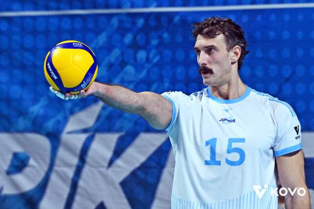 러셀의 서브 준비./KOVO