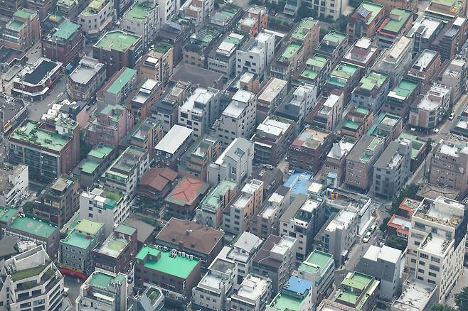 서울 송파구 롯데월드타워 전망대 서울스카이에서 바라본 서울 시내 빌라 단지의 모습.[연합]