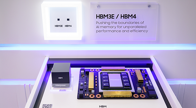 삼성전자가 지난달 22일 ‘제27회 반도체대전(SEDEX 2025)’에서 전시한 HBM3E와 HBM4. [삼성전자 뉴스룸]