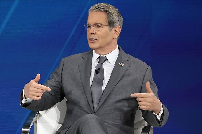 스콧 베선트 미국 재무장관이 지난 3일(현지시간) 뉴욕에서 열린 뉴욕타임스(NYT) 주최 ‘2025 딜북 서밋’ 행사에서 연설하고 있다. [AFP]