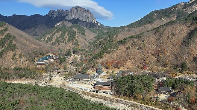 설악산 울산바위와 신흥사