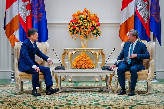 조현 외교부장관이 지난달 10일 캄보디아에서 훈 마넷 캄보디아 총리와 대화를 나누고 있다. [외교부 제공]