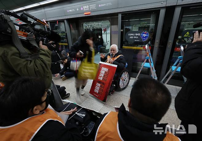 [서울=뉴시스] 이영환 기자 = 박경석 전국장애인차별철폐연대(전장연) 상임공동대표가 4일 오전 서울 종로구 지하철5호선 광화문역에서 열린 '제67차 출근길 지하철 탑니다’ 시위에 참석해 발언을 하고 있다. 2025.12.04. 20hwan@newsis.com