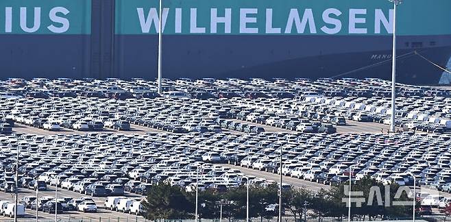 [평택=뉴시스] 김종택기자 = 11월 수출이 전년 동월보다 8.4% 증가하면서 6개월 연속 해당 월 기준 역대 최대 실적을 기록했다. 1일 산업통상부가 발표한 '11월 수출입 동향'에 따르면 수출은 1년 전보다 8.4% 증가한 610억4000만 달러(89조5456억원)이다.자동차 수출은 미국에서 11.3% 성장한 것에 힘입어 전체적으로는 13.7% 증가한 64억 1000만 달러를 기록했다.사진은 이날 경기 평택항 자동차전용부두에 수출용 차량이 세워져 있는 모습. 2025.12.01. jtk@newsis.com