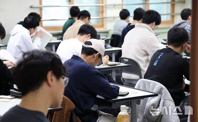 [수원=뉴시스] 경기사진공동취재단 = 2026학년도 대학수학능력시험일인 11월 13일 오전 경기도교육청 제30지구 제17시험장인 수원시 영통구 효원고등학교에서 수험생들이 시험 준비를 하고 있다. 2025.11.13. photo@newsis.com