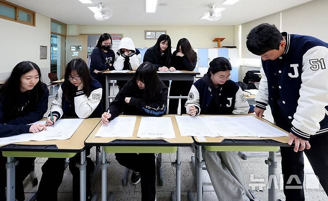 [대구=뉴시스] 이무열 기자 = 지난달 14일 대구 수성구 정화여자고등학교 3학년 교실에서 수험생들이 전날 치른 2026학년도 대학수학능력시험 가채점을 하고 있다. 2025.11.14. lmy@newsis.com