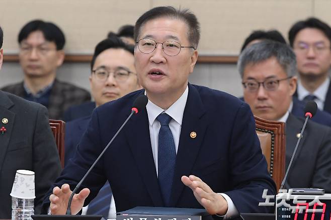 지난해 12월 11일 서울 여의도 국회에서 열린 법제사법위원회의 전체회의 '12·3 내란사태' 관련 현안질의에 출석한 박성재 당시 법무부 장관이 의원 질의에 답변을 하고 있다. 윤창원 기자