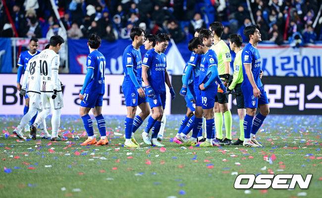 [OSEN=수원월드컵경기장, 최규한 기자] 3일 오후 경기도 수원월드컵경기장에서 ‘K리그 승강 플레이오프(PO)’ 1차전 수원 삼성과 제주 SK의 경기가 열렸다.이날 경기는 제주가 1-0으로 승리하며 잔류에 청신호를 켰다.경기를 마치고 수원 선수들이 아쉬워하고 있다. 2025.12.03 / dreamer@osen.co.kr