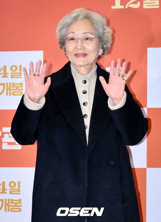 [OSEN=조은정 기자]영화 '소방관(감독 곽경택)’ VIP시사회 및 포토월 행사가 3일 오후 서울시 강남구 메가박스 코엑스에서 열렸다.2001년 홍제동 화재 참사 사건을 모티브로 제작된 '소방관'은 열악한 환경 속에서도 화재 진압과 전원 구조라는 단 하나의 목표를 가지고 투입된 소방관들의 상황을 그린 이야기다.배우 김영옥이 포즈를 취하고 있다. 2024.12.03 /cej@osen.co.kr