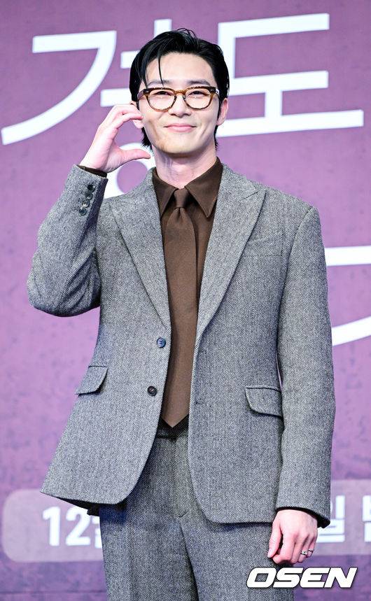 [OSEN=최규한 기자] 4일 오후 서울 신도림동 더링크호텔에서 JTBC 새 토일드라마 ‘경도를 기다리며’ 제작발표회가 열렸다.드라마 ‘경도를 기다리며’는 두 번의 연애 끝에 결별했던 이경도(박서준 분)와 서지우(원지안 분)가 불륜 스캔들 기사를 보도한 기자와 스캔들 당사자의 아내로 재회하게 되면서 벌어지는 이야기를 그린다.배우 박서준이 포토타임을 하고 있다. 2025.12.04 / dreamer@osen.co.kr