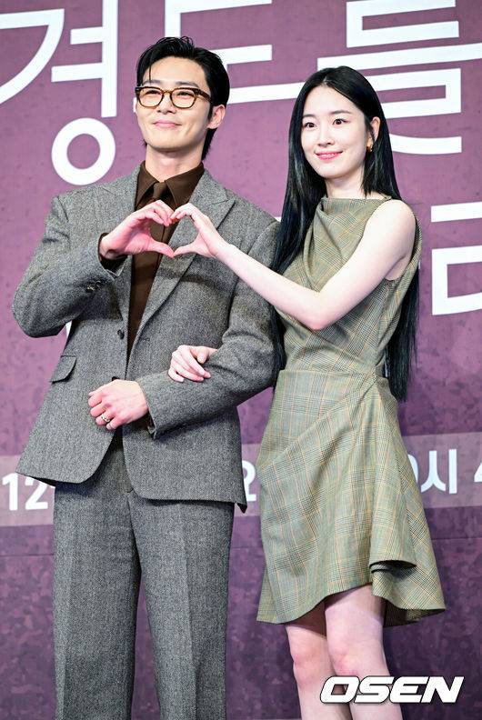 [OSEN=최규한 기자] 4일 오후 서울 신도림동 더링크호텔에서 JTBC 새 토일드라마 ‘경도를 기다리며’ 제작발표회가 열렸다.드라마 ‘경도를 기다리며’는 두 번의 연애 끝에 결별했던 이경도(박서준 분)와 서지우(원지안 분)가 불륜 스캔들 기사를 보도한 기자와 스캔들 당사자의 아내로 재회하게 되면서 벌어지는 이야기를 그린다.배우 박서준과 원지안이 포토타임을 하고 있다. 2025.12.04 / dreamer@osen.co.kr