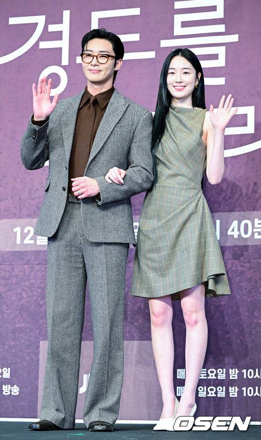 [OSEN=최규한 기자] 4일 오후 서울 신도림동 더링크호텔에서 JTBC 새 토일드라마 ‘경도를 기다리며’ 제작발표회가 열렸다.드라마 ‘경도를 기다리며’는 두 번의 연애 끝에 결별했던 이경도(박서준 분)와 서지우(원지안 분)가 불륜 스캔들 기사를 보도한 기자와 스캔들 당사자의 아내로 재회하게 되면서 벌어지는 이야기를 그린다.배우 박서준과 원지안이 포토타임을 하고 있다. 2025.12.04 / dreamer@osen.co.kr