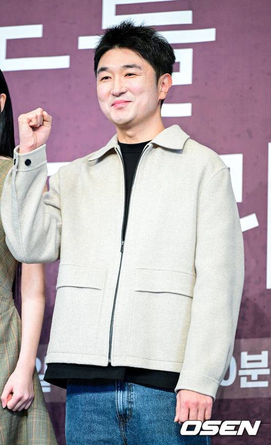 [OSEN=최규한 기자] 4일 오후 서울 신도림동 더링크호텔에서 JTBC 새 토일드라마 ‘경도를 기다리며’ 제작발표회가 열렸다.드라마 ‘경도를 기다리며’는 두 번의 연애 끝에 결별했던 이경도(박서준 분)와 서지우(원지안 분)가 불륜 스캔들 기사를 보도한 기자와 스캔들 당사자의 아내로 재회하게 되면서 벌어지는 이야기를 그린다.임현욱 연출이 포토타임을 하고 있다. 2025.12.04 / dreamer@osen.co.kr