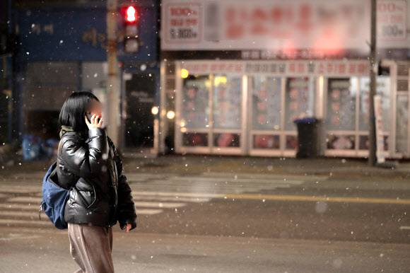 사진은 지난 3일 광주지역에 눈이 내리는 모습. 뉴시스