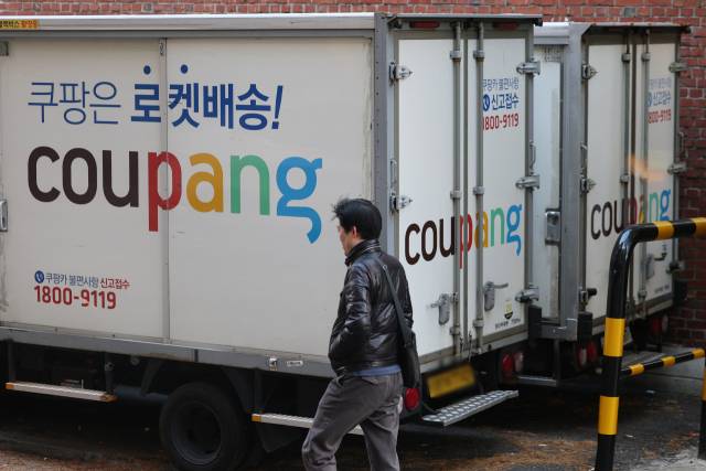 지난 2일 서울 시내 한 쿠팡 물류센터에 주차된 배송차량. 연합뉴스