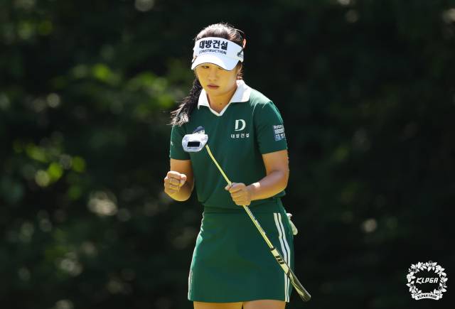 퍼팅을 성공하고 기뻐하고 있는 이정은6. 사진 제공=KLPGA