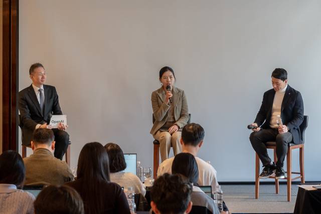 김경훈(사진 왼쪽부터) 오픈AI 코리아 총괄 대표, 서아란 GS건설 DX·CX 혁신부문장, 정영훈 LG유플러스 기업AI사업 담당이 4일 서울 중구 웨스틴조선호텔에서 열린 오픈AI코리아 기자간담회에서 인공지능(AI) 활용사례를 소개하고 있다. 사진 제공=오픈AI
