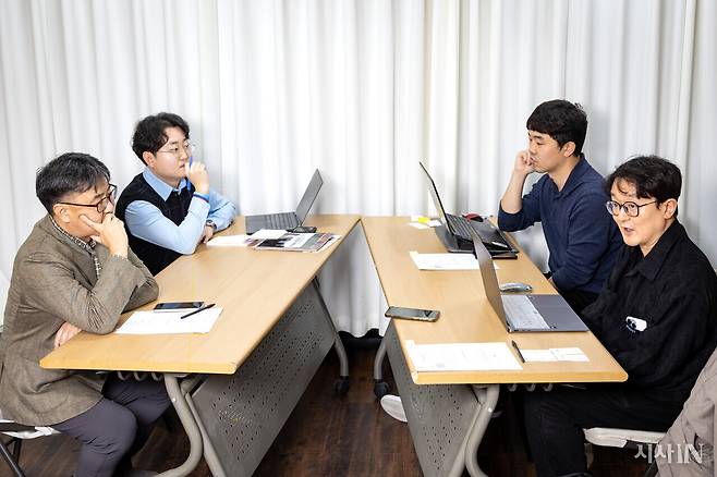 11월11일 <시사IN> 반중 정서 조사 좌담회에 참석한 하남석 교수, 박동찬 소장, 이동한 차장, 윤종석 교수(왼쪽부터 시계 방향). ⓒ시사IN 박미소