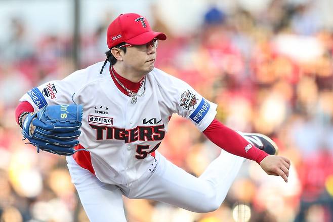 KIA는 4일 양현종(왼쪽)과 2+1년 최대 45억 원에 FA 계약을 맺었다. 3번째 FA 계약도 KIA와 체결한 양현종은 “영구결번은 유니폼을 벗는 순간까지 내 원대한 목표”라며 남다른 의지를 밝히기도 했다. 사진제공｜KIA 타이거즈