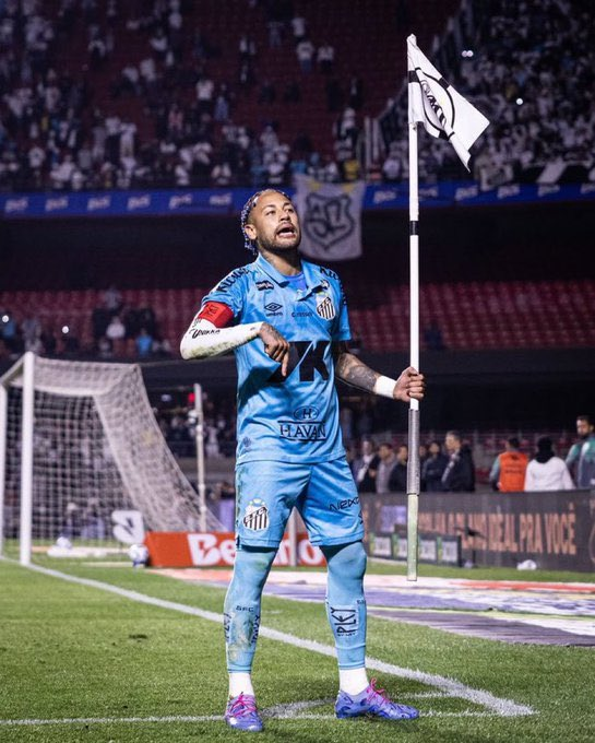 네이마르가 골을 넣고 세리머니하고 있다. 더 터치라인 SNS