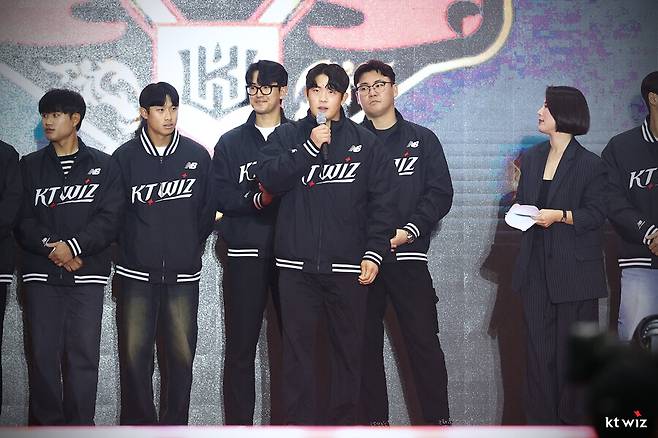 ▲ 마이크를 든 안인산 ⓒKT 위즈