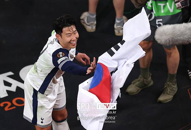 ▲ 손흥민이 빠져나간 후의 상업적 타격이다. 토트넘 굴지의 브랜드 역할을 해왔던 손흥민은 북런던을 떠난 뒤 곧바로 팀 내 각종 수익 지표에서 거대한 공백을 남겼다. 구단 공식 스토어 굿즈 매출은 절반 가까이 줄었다는 전언이다.