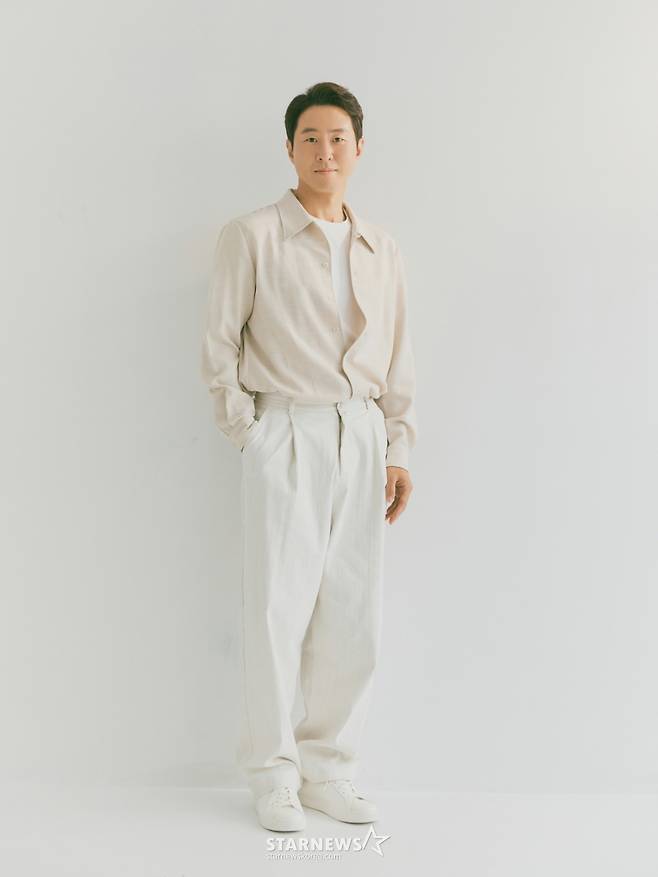 JTBC 드라마 '서울 자가에 대기업 다니는 김 부장 이야기'의 배우 이현균이 2일 진행된 인터뷰를 위해 포즈를 취하고 있다. /사진제공=빅보스엔터테인먼트 /2025.12.02 /사진=김휘선 hwijpg@