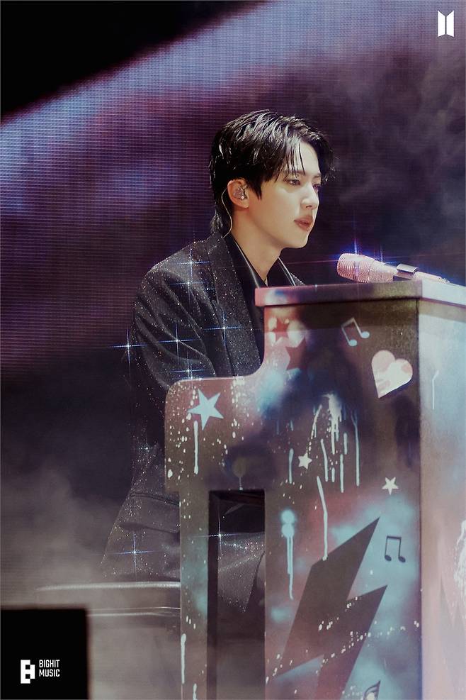 '생일 축하해 석진아' 방탄소년단 진, 팬덤십 12월 생일 아이돌 투표 1위..명동 전광판 장식