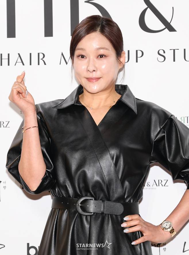 (서울=뉴스1) 권현진 기자 = 방송인 현영이 22일 서울 강남구 한 카페에서 열린 ‘아티르 & 아르즈’ 오프닝 행사에 참석해 포즈를 취하고 있다. 2025.4.22/뉴스1  Copyright (C) 뉴스1. All rights reserved. 무단 전재 및 재배포,  AI학습 이용 금지. /사진=(서울=뉴스1) 권현진 기자