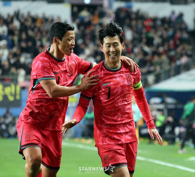 대표팀 주장 손흥민(오른쪽)이 지난달 4일 대전월드컵경기장에서 열린  대한민국축구대표팀과 볼리비아(FIFA 랭킹 76위)와의 친선경기에서 후반전 초반 프리킥을 성공시킨 후 골 세리머니를 하고 있다. /사진=강영조 선임기자