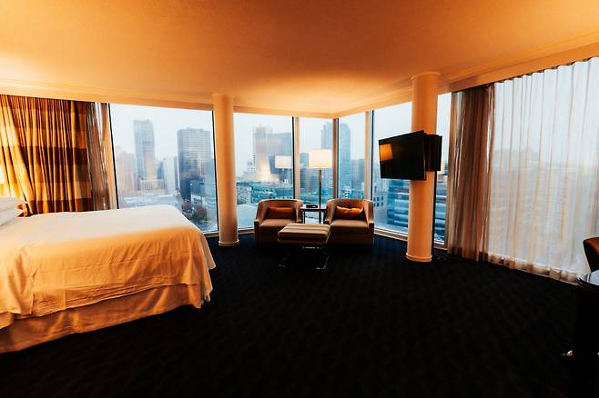 시원한 개방감과 널찍한 통유리창이 매력적인 코너 룸