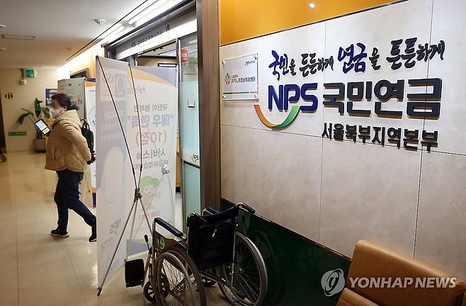 18년 만의 연금개혁…여야, 보험료율 13%·소득대체율 43% 합의 (서울=연합뉴스) 윤동진 기자 = 여야가 '보험료율 13%·소득대체율 43%' 및 국가 지급 보장 명문화, 군 복무·출산 크레딧 확대 등 모수개혁을 담은 국민연금 개혁안에 합의한 20일 서대문구 국민연금공단 서울북부지역본부 종합상담실 모습. 2025.3.20 mon@yna.co.kr