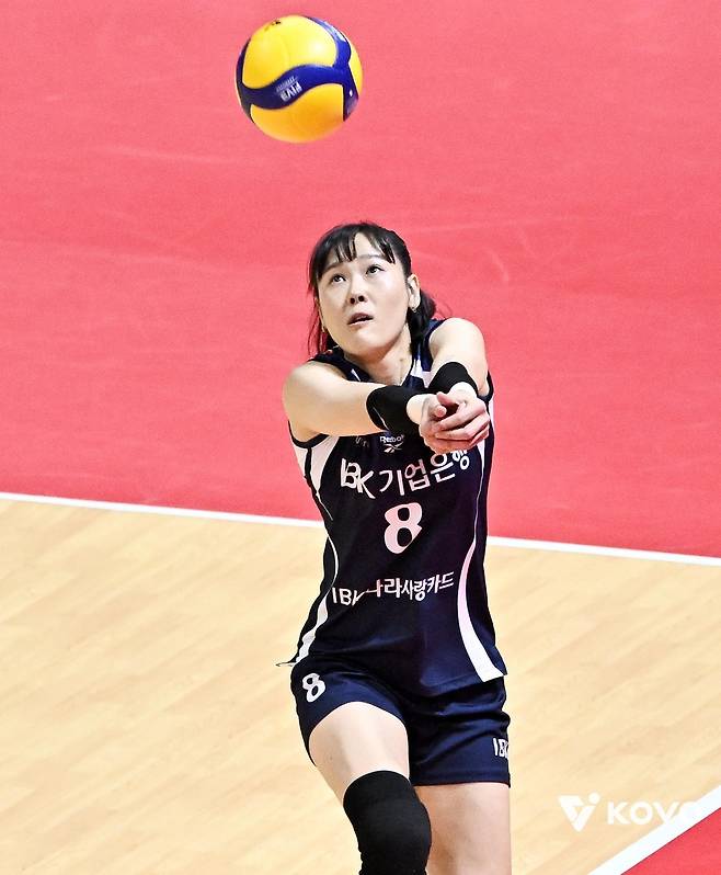 리시브하는 IBK기업은행의 리베로 임명옥 [한국배구연맹 제공. 재판매 및 DB 금지]