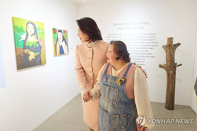 김혜경 여사, 정은혜 작가 전시 관람 (서울=연합뉴스) 김혜경 여사가 3일 경기도 양평 '어메이징 아웃사이더 아트센터'에서 열린 정은혜 작가의 개인전 '은혜로운 명화전'을 찾아 정 작가와 작품을 함께 둘러보고 있다. 2025.12.4 [대통령실 제공. 재판매 및 DB 금지] photo@yna.co.kr