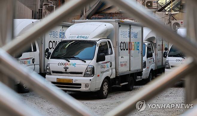 쿠팡 개인정보 유출 사태 소비자 불안 확산 (서울=연합뉴스) 한종찬 기자 = 이커머스 1위 업체 쿠팡에서 약 3천400만건에 이르는 대규모 개인정보가 유출된 가운데 4일 서울 시내 한 쿠팡 물류센터에 배송차량이 주차돼 있다. 3일 유통업계에 따르면 온라인상에서는 '쿠팡 사태' 이후 로그인 시도와 스미싱 등 피해를 봤다는 사례가 잇따르고 있다. 2025.12.4 saba@yna.co.kr