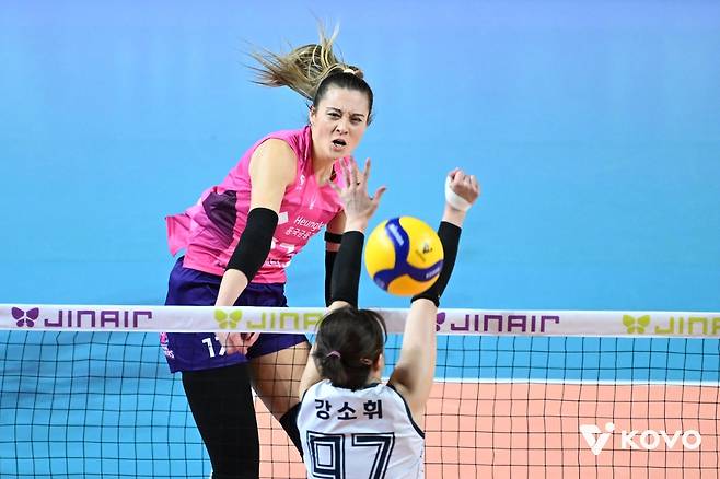 스파이크하는 흥국생명의 레베카(뒤편 왼쪽) [한국배구연맹 제공. 재판매 및 DB 금지]