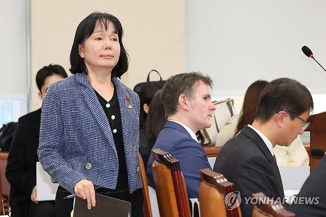 현안질의 출석한 송경희 개인정보보호위원장 (서울=연합뉴스) 김주성 기자 = 송경희 개인정보보호위원장이 3일 국회 정무위원회에서 열린 쿠팡 개인정보 유출 사태 관련 현안질의에서 위원 질의에 답한 뒤 자리로 돌아가고 있다. 2025.12.3 utzza@yna.co.kr