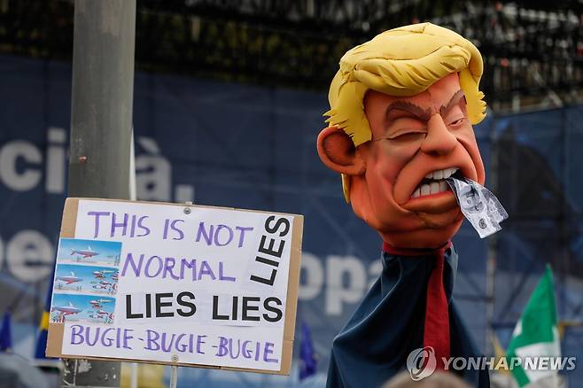 이탈리아 로마에서 열린 집회에서 등장한 트럼프 미국 대통령 비하 인형 [EPA=연합뉴스 자료사진. 재판매 및 DB 금지]