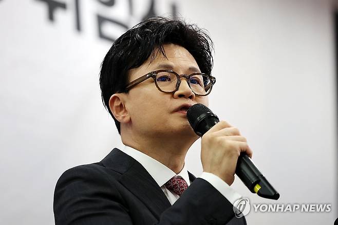 축사하는 한동훈 전 대표 (광주=연합뉴스) 정다움 기자 = 11일 오후 광주 서구 홀리데이인 광주호텔에서 열린 김화진 국민의힘 전남도당 위원장 취임식에서 한동훈 전 대표가 축사하고 있다. 2025.8.11 daum@yna.co.kr