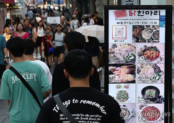 '자영업자 상황은?' (서울=연합뉴스) 김성민 기자 = 국민 1인당 기본 15만원을 지급하는 '민생회복 소비쿠폰' 1차 신청 사흘 만에 전체 대상자의 42.5%인 2천148만명이 신청했다고 행정안전부가 24일 밝혔다.
    사진은 이날 서울 시내 한 음식점의 모습. 2025.7.24 ksm7976@yna.co.kr
