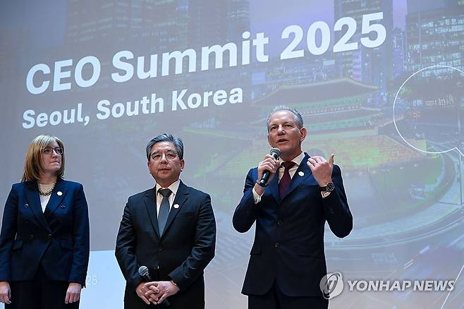 수소산업 박람회 '월드 하이드로젠 엑스포 2025' 개막 (서울=연합뉴스) 이바나 제멜코바 수소위원회 최고경영자(CEO), 장재훈 현대차그룹 부회장, 프랑수아 자코브 에어리퀴드그룹 회장이 지난 2일부터 4일까지 서울에서 열린 수소위원회 CEO 서밋에서 취재진의 질문에 답하고 있다. 2025.12.4 [현대자동차·기아 제공. 재판매 및 DB 금지] photo@yna.co.kr