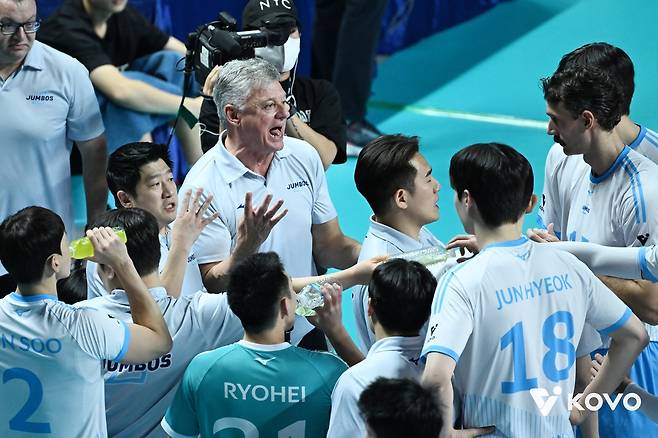 열정적으로 작전타임 때 지시하는 헤난 달 조토 대한항공 감독 [한국배구연맹 제공. 재판매 및 DB 금지]
