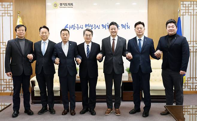 김동연 경기도지사와 김진경 경기도의회 의장 등이 5일 오전 11시께 의장 비서실에서 만나 회동한 후 기념사진을 촬영하고 있다. 사진=경기도의회